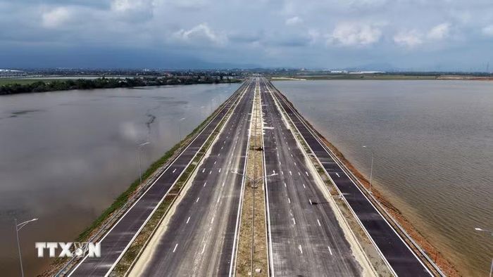 Các tuyến đường huyết mạch tại Khu kinh tế Vũng Áng đang hoàn tất những giai đoạn cuối cùng để đưa vào vận hành. Ảnh: Hữu Quyết- TTXVN