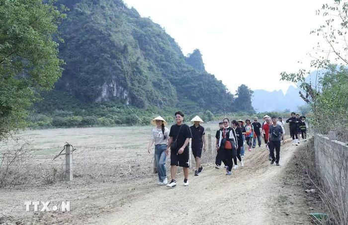 Du khách tham quan Làng du lịch cộng đồng xã Hữu Liên (Lạng Sơn). (Ảnh: Anh Tuấn/TTXVN)