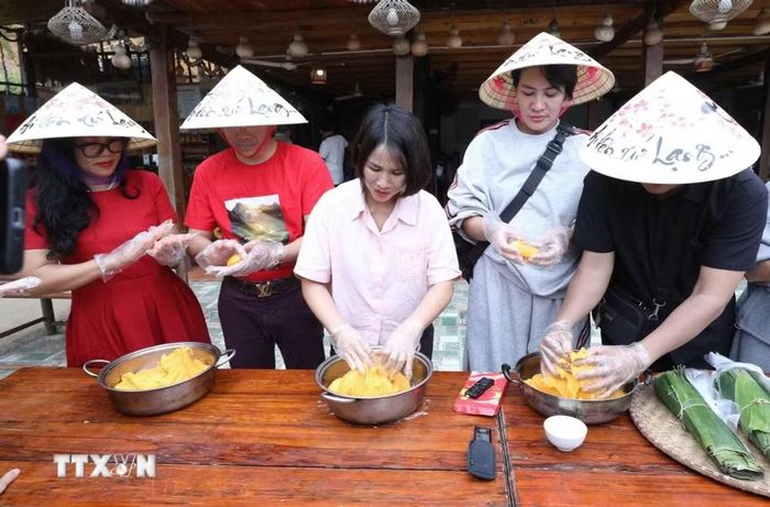 Du khách trải nghiệm làm bánh bí đỏ tại Làng du lịch cộng đồng xã Hữu Liên (Lạng Sơn). (Ảnh: Anh Tuấn/TTXVN)