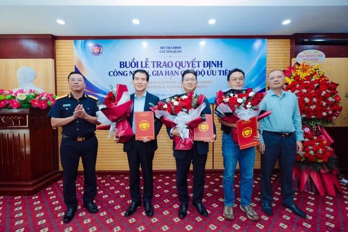 Lễ trao quyết định công nhận, gia hạn áp dụng chế độ doanh nghiệp ưu tiên, ngày 29/9. (Ảnh: HQ/Vietnam+)