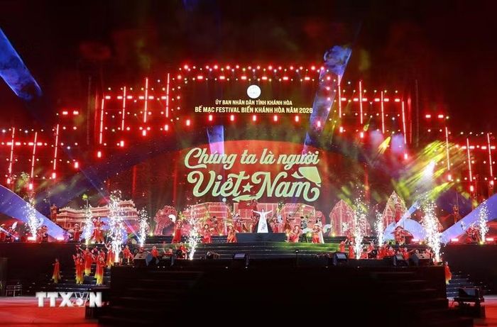Sân khấu đêm bế mạc lung linh sắc màu âm nhạc và ánh sáng tại Festival Biển Khánh Hòa 2026. (Ảnh: Phan Sáu/TTXVN)