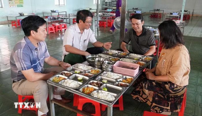 Chính quyền địa phương, nhà trường và đại diện cha mẹ học sinh Trường Tiểu học Ngô Quyền, phường Kon Tum cùng kiểm tra chất lượng các bữa ăn bán trú. (Ảnh: Dư Toán/TTXVN)