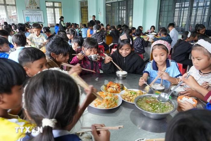 Học sinh Trường Phổ thông Dân tộc bán trú Tiểu học Kon Plông, xã Kon Plông, tỉnh Quảng Ngãi vui vẻ bên bữa ăn bán trú đảm bảo an toàn, chất lượng. (Ảnh: Dư Toán/TTXVN)