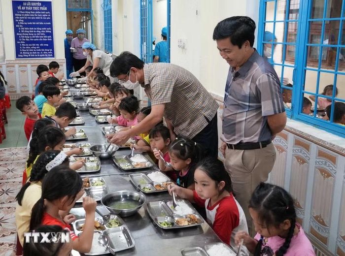 Lãnh đạo phường Kon Tum kiểm tra bữa ăn bán trú trên địa bàn theo hình thức đột xuất. (Ảnh: Dư Toán/TTXVN)