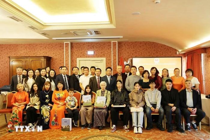 Phó Chủ tịch Quốc hội Nguyễn Doãn Anh gặp cán bộ, nhân viên Đại sứ quán và đại diện cộng đồng người Việt Nam tại Litva. (Ảnh Việt Thắng/TTXVN)
