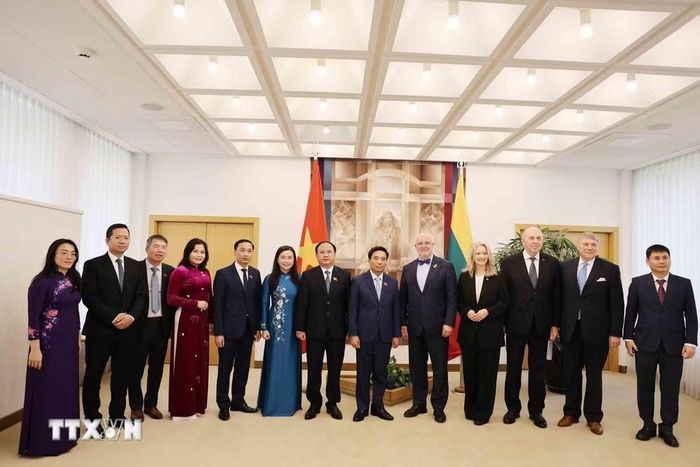 Phó Chủ tịch Quốc hội Nguyễn Doãn Anh cùng Đoàn đại biểu Quốc hội Việt Nam chụp ảnh lưu niệm tại Tòa nhà Quốc hội Litva. (Ảnh Việt Thắng/TTXVN)