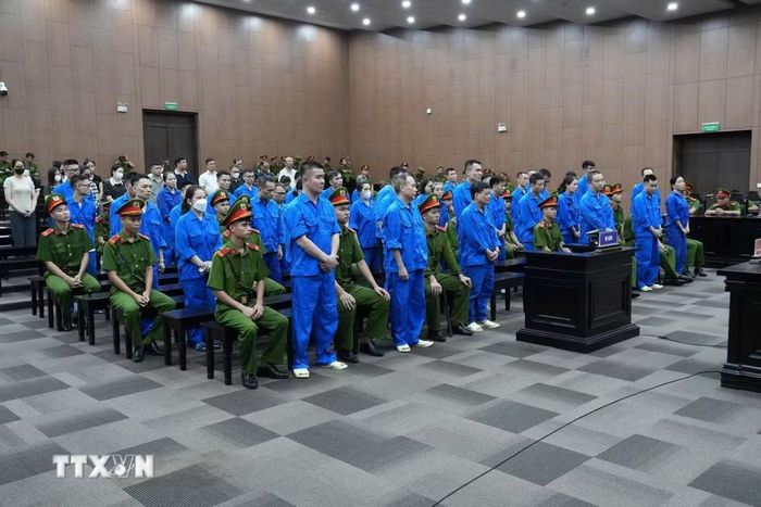 Các bị cáo khai báo tại phiên tòa. (Ảnh: Kim Anh/TTXVN)