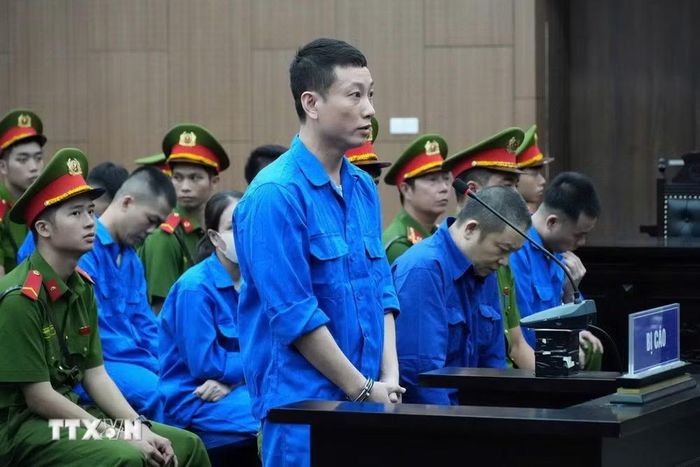 Các bị cáo khai báo tại phiên tòa. (Ảnh: Kim Anh/TTXVN)
