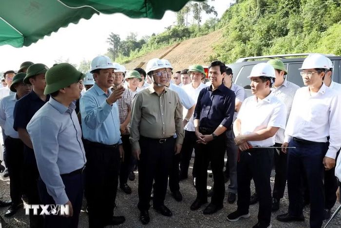 Phó Thủ tướng Thường trực Chính phủ Phạm Gia Túc nghe lãnh đạo các tỉnh Lạng Sơn, Cao Bằng và nhà thầu báo cáo tiến độ dự án tuyến cao tốc cửa khẩu Hữu Nghị - Chi Lăng và cao tốc Đồng Đăng - Trà Lĩnh tại công trường. (Ảnh: Văn Đạt/TTXVN)