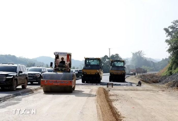 Thi công cao tốc Đồng Đăng - Trà Lĩnh đoạn qua địa bàn xã Văn Lãng (Lạng Sơn). (Ảnh: Văn Đạt/TTXVN)