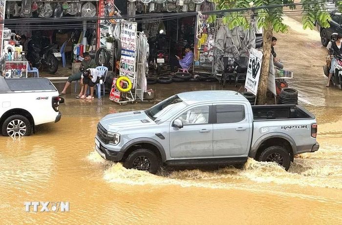 Mực nước dâng cao ảnh hưởng tới việc đi lại ở tỉnh Battambang, Campuchia. (Ảnh: Huy Bình/TTXVN)