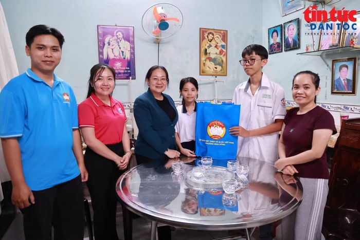Ủy ban MTTQ phường Bình Đông đến thăm hỏi, động viên, tặng quà hỗ trợ cho gia đình chị Trần Thị Thanh Tuyền ở phường Bình Đông.