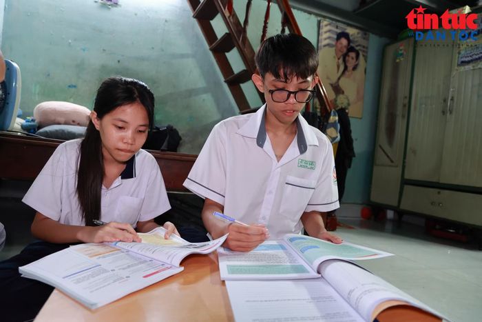 Hơn 5 năm sau đại dịch COVID-19, hai em Minh Nguyễn và Thái Nguyễn (đeo kính) ở phường Bình Đông đã vượt qua nỗi đau mất cha, vươn lên trong học tập.