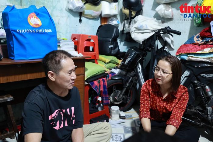 Bà Nguyễn Thị Phước An, Phó Chủ tịch Ủy ban MTTQ, Chủ tịch Hội Liên hiệp Phụ nữ phường Phú Định, luôn dành thời gian đến tìm hiểu về cuộc sống của những gia đình bị mất người thân do đại dịch COVID-19.