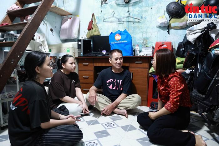 Tuy có nhiều mất mát lớn, nhưng ông Nguyễn Nam Tương ở phường Phú Định vẫn không đầu hàng với số phận, cố gắng nuôi hai con gái ăn học đến nơi đến chốn.