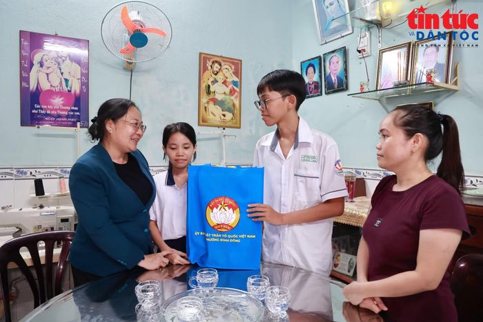 Bà Trần Thị Thu Trang, Chủ tịch Ủy ban MTTQ phường Bình Đông, luôn dành thời gian đến động viên, thăm hỏi , kịp thời có những chính sách, chương trình hỗ trợ đối với những trẻ em bị mất cha, mẹ vì đại dịch COVID-19 trên địa bàn.