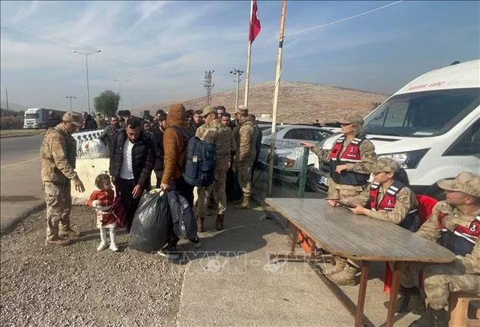 Người dân Syria trở về quê hương tại cửa khẩu Cilvegozu ở tỉnh Hatay, Thổ Nhĩ Kỳ. Ảnh: THX/TTXVN