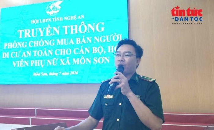 Trung tá Hoàng Ngọc Bình, Chính trị viên Đồn Biên phòng Môn Sơn (Ban Chỉ huy BĐBP Nghệ An) truyền thông nâng cao nhận thức về phòng chống mua bán người cho phụ nữ xã Môn Sơn. Ảnh: V.T