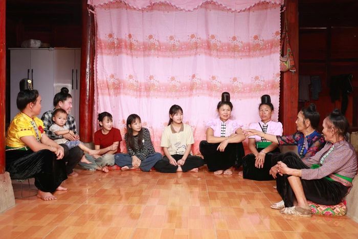 Tuyên truyền chống tảo hôn cho người dân bản Noong Hẻo 1, xã Pu Sam Cáp, tỉnh Lai Châu. Ảnh: Nguyễn Oanh/TTXVN.