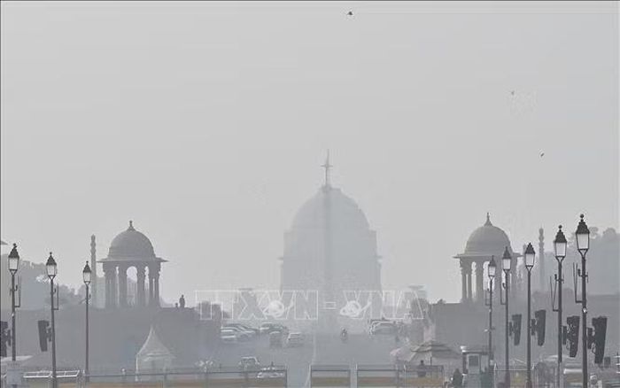 Sương mù ô nhiễm bao phủ bầu trời tại New Delhi, Ấn Độ. Ảnh: ANI/TTXVN