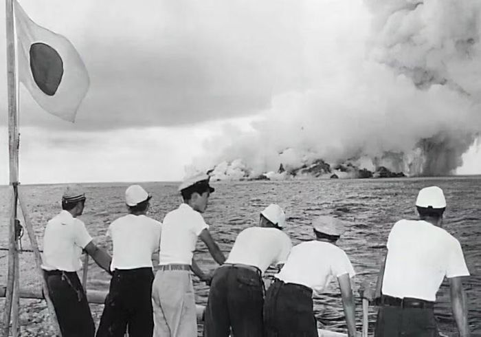 Ngày 19/9/1952, các thủy thủ quan sát vụ phun trào của Myōjin-shō, ngọn núi lửa ngầm sau đó 5 ngày đã phá hủy tàu Kaiyo Maru số 5 Ảnh: Public Domain