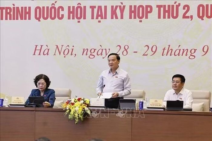 Phó Chủ tịch Quốc hội Nguyễn Khắc Định phát biểu.