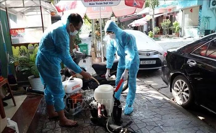Cán bộ Trung tâm Kiểm soát bệnh tật tỉnh Tuyên Quang phun hóa chất diệt muỗi nơi phát sinh ổ dịch.