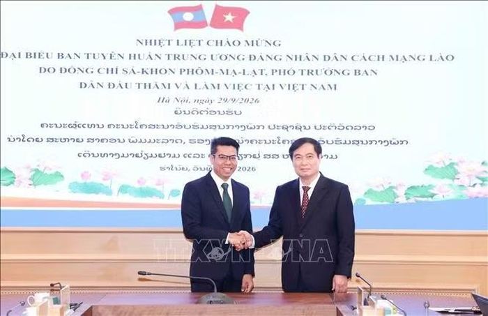 Đồng chí Phan Xuân Thuỷ, Phó Trưởng Ban Tuyên giáo Trung ương và đồng chí Sakhone Phommalath, Phó Trưởng Ban Tuyên huấn Trung ương Đảng Nhân dân cách mạng Lào. Ảnh: Phương Hoa/TTXVN.