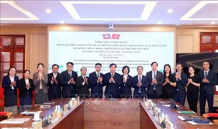 Các đại biểu Ban tuyên giáo Trung ương và Ban Tuyên huấn Trung ương Đảng Nhân dân cách mạng Lào tham dự hội đàm. Ảnh: Phương Hoa/TTXVN.