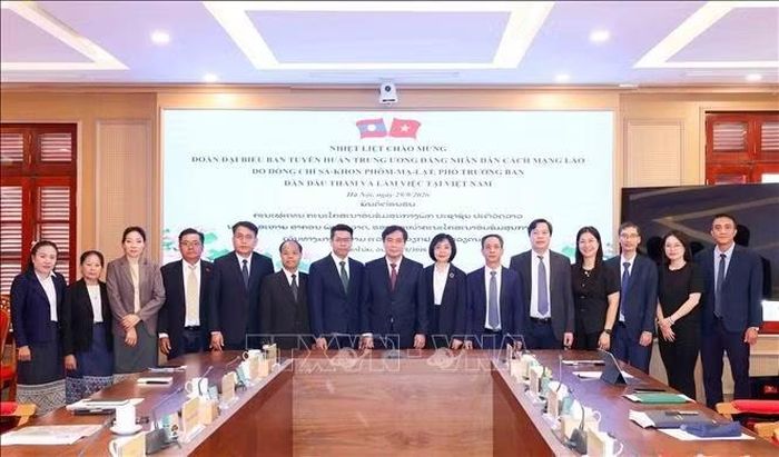 Các đại biểu Ban tuyên giáo Trung ương và Ban Tuyên huấn Trung ương Đảng Nhân dân cách mạng Lào tham dự hội đàm. Ảnh: Phương Hoa/TTXVN.