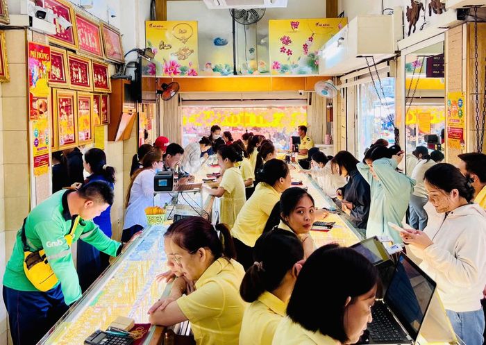 Người dân theo dõi bảng giá khi vàng miếng và vàng nhẫn đồng loạt giảm mạnh.