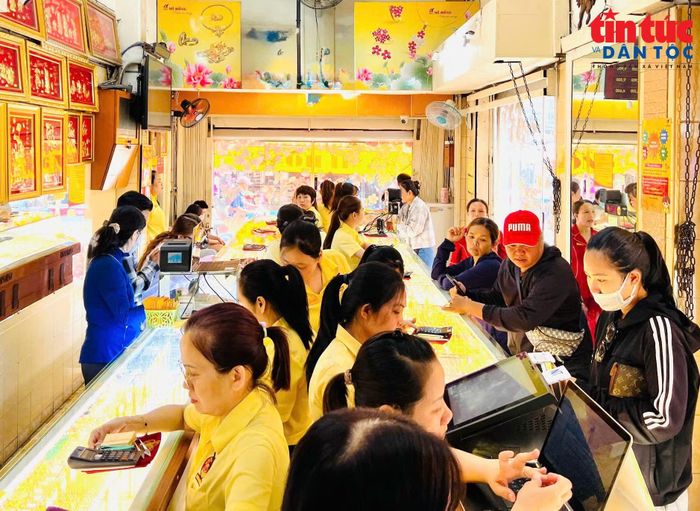 Vàng trong nước lao dốc, người mua đối mặt chênh lệch giao dịch nới rộng trong sáng 29/9.