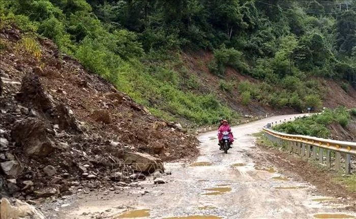 Sạt lở ta-luy dương ảnh hưởng đến việc lưu thông của người dân.