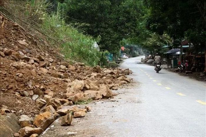 Việc tuyến đường liên tục bị chia cắt không chỉ ảnh hưởng đến đời sống dân sinh mà còn cản trở công tác quốc phòng – an ninh nơi biên giới.