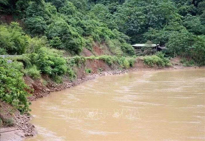 Phần ta-luy âm bên cạnh sông Nậm Mộ bị sạt lở ăn vào nền đường 543D.