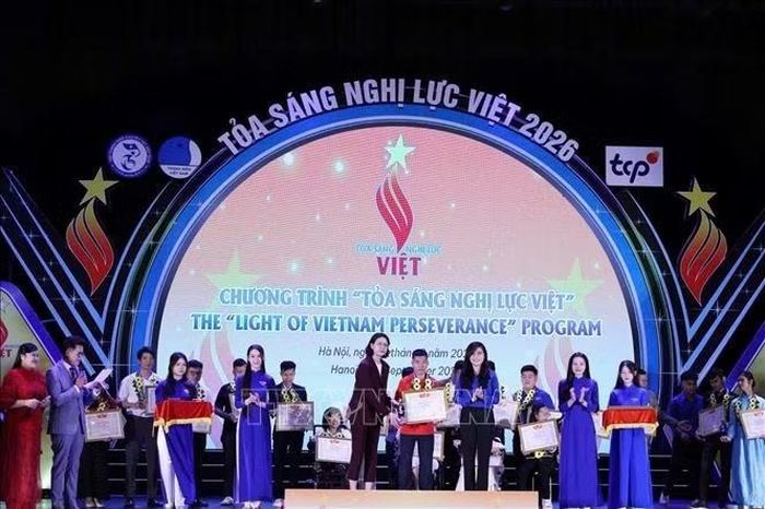 Hoàng Kim Vị là một trong 26 thanh niên tiêu biểu được Trung ương Hội Liên hiệp Thanh niên Việt Nam trao tặng giải thưởng “Tỏa sáng nghị lực Việt” năm 2026. Ảnh: TTXVN.