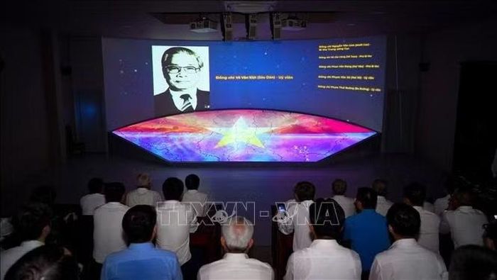 Du khách tìm hiểu lịch sử bằng công nghệ 3D mapping tại Khu di tích lịch sử văn hóa quốc gia đặc biệt Căn cứ Trung ương Cục miền Nam.