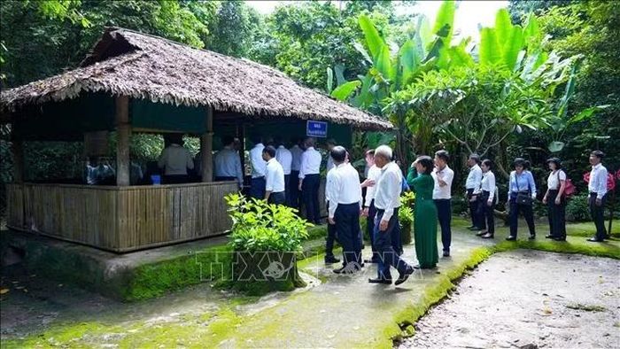 Du khách tham quan không gian sinh thái gắn với các giá trị lịch sử, văn hóa tại Khu di tích lịch sử văn hóa quốc gia đặc biệt Căn cứ Trung ương Cục miền Nam.