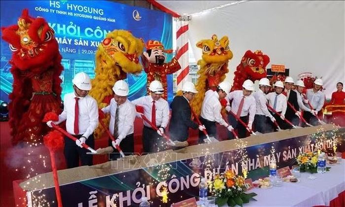 Các đại biểu thực hiện nghi thức khởi công dự án. Ảnh: Quốc Dũng/TTXVN
