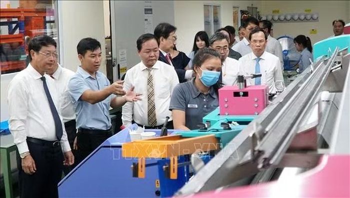 Các đại biểu tham quan nhà máy sản xuất của Công ty Trách nhiệm hữu hạn HS Hyosung Quảng Nam. Ảnh: Quốc Dũng/TTXVN