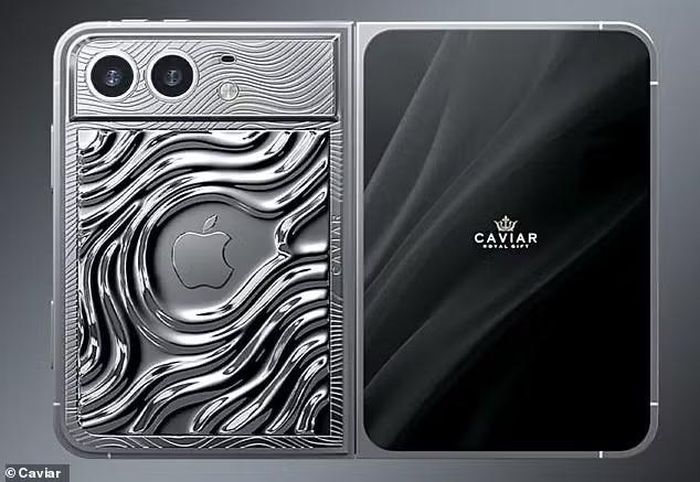 Phiên bản iPhone Duo đặc biệt do hãng chế tác xa xỉ Caviar thực hiện. Mang tên “Liquid Metal” (Kim loại lỏng), thiết bị được chế tác hoàn toàn từ bạc sterling. Ảnh: Caviar