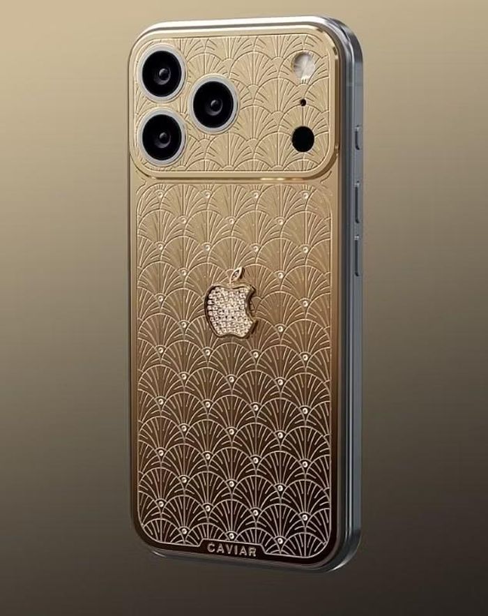 Caviar cũng đã ra mắt phiên bản “Palmette 18K” dành cho iPhone 18 Pro và iPhone 18 Pro Max, mang phong cách Art Deco và được chế tác từ vàng 18K cùng kim cương. Ảnh: Caviar