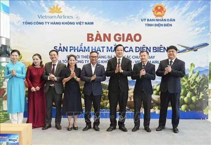 Đại diện UBND tỉnh Điện Biên, Vietnam Airlines và các đơn vị liên quan chụp ảnh lưu niệm tại Lễ bàn giao sản phẩm hạt mắc ca Điện Biên. Ảnh: Xuân Tư/TTXVN