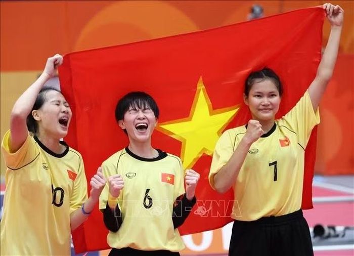(Từ trái sang) Nguyễn Thị Khánh Ly, Nguyễn Thị Thu Trang và Lê Thị Hồng Liên vui mừng sau khi giành chiến thắng trong trận chung kết nội dung đôi nữ, môn Cầu mây tại ASIAD 2026, ngày 29/9/2026. Ảnh: THX/TTXVN phát