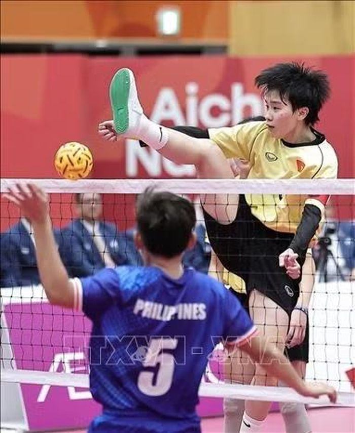 Pha dứt điểm của Nguyễn Thị Thu Trang (áo vàng) trong trận chung kết nội dung đôi nữ, môn Cầu mây tại ASIAD 2026, ngày 29/9/2026. Ảnh: THX/TTXVN phát