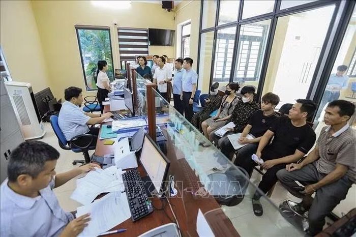 Cán bộ làm việc tại bộ phận Hành chính công xã Lạc Sơn (Phú Thọ). Ảnh: Trọng Đạt/TTXVN