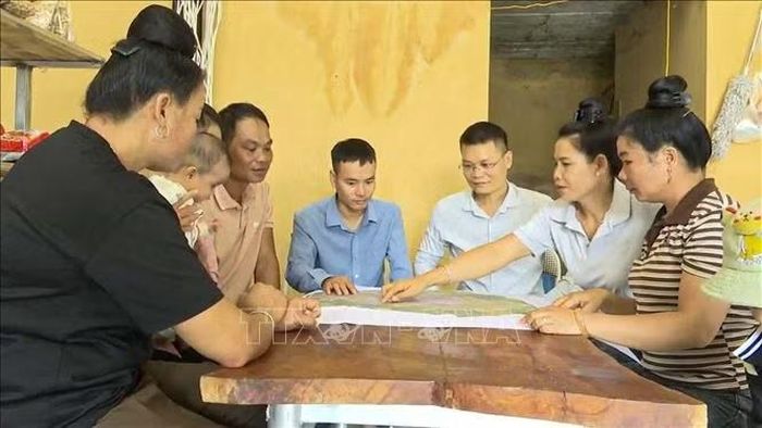 Chính quyền xã Mường Ảng (Điện Biên) thường xuyên đối thoại với người dân, góp phần tháo gỡ vướng mắc trong công tác giải phóng mặt bằng Dự án cao tốc Sơn La - Điện Biên - Cửa khẩu Tây Trang. Ảnh: TTXVN phát