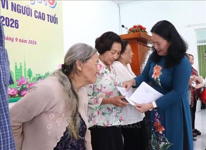 Trao quà cho người cao tuổi phường Long Châu, tỉnh Vĩnh Long.