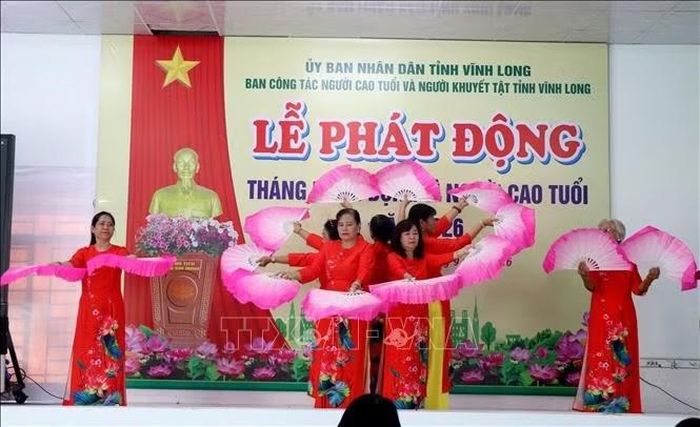 Tiết mục văn nghệ của người cao tuổi phường Long Châu, tỉnh Vĩnh Long.