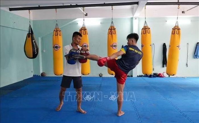 Vận động viên Hoàng Trung Nguyên (thành phố Đồng Nai) luyện tập cùng huấn luyện viên ở nội dung Kun Khmer.